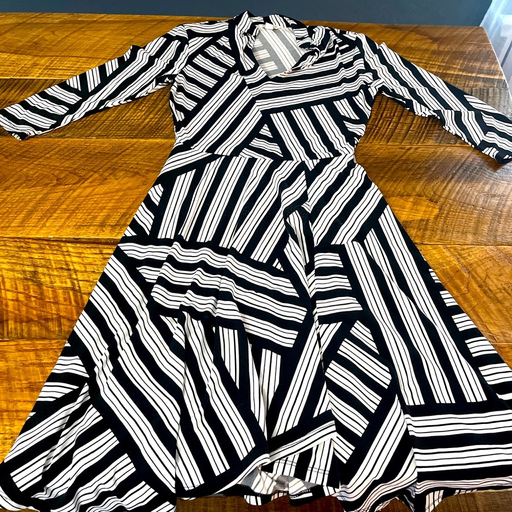 xs black and white patterned midi dress